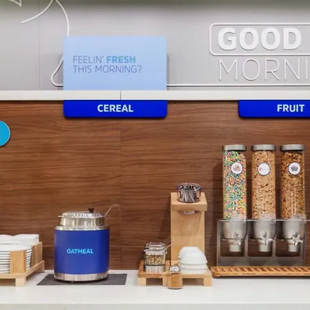 Holiday Inn Express & Suites Toronto Airport West By Ihg-3