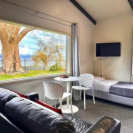 Jack & Di'S Waiteti Lakefront Motel-2