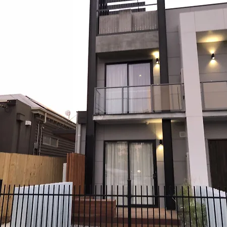 Timber Door Luxury Accommodation Geelong-2