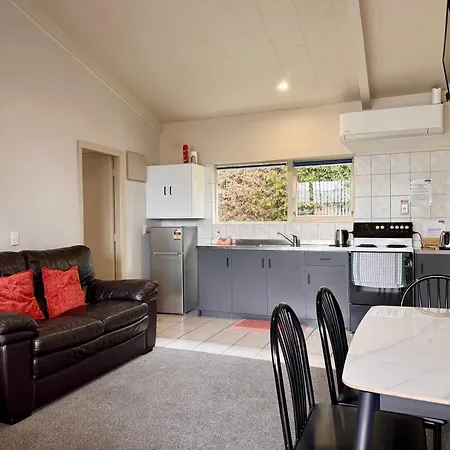 Jack & Di'S Waiteti Lakefront Motel-3