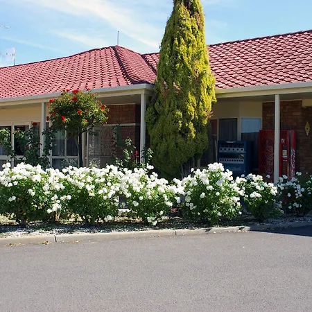 Pines Country Club Motor Inn-3