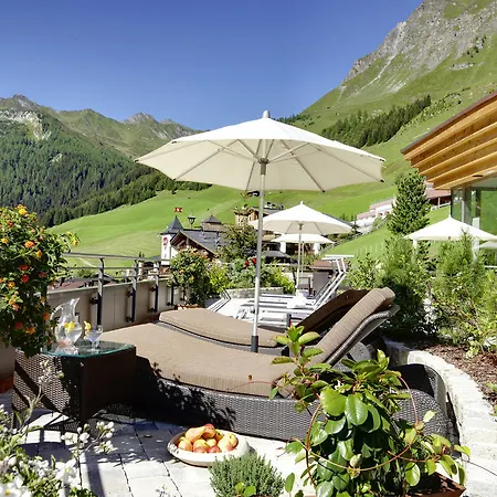 Hotel Berghof Crystal Spa & Sports-2