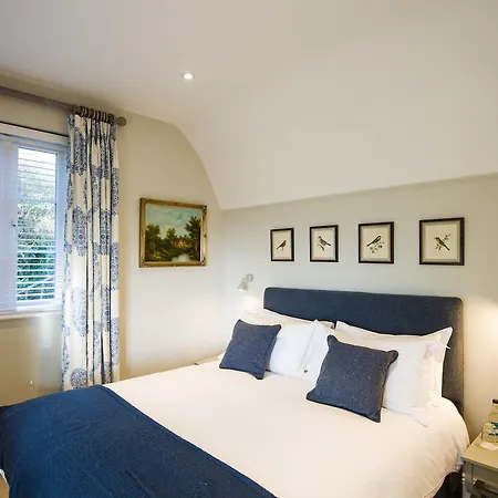 Cowdray Lodge B&B Rooms-3