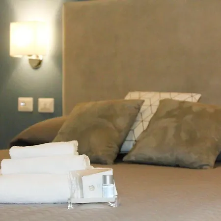 Eighty Four Rooms-3