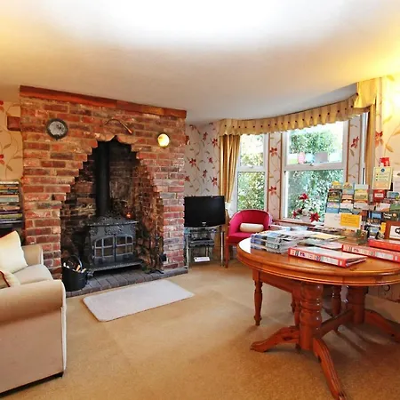 Twin Oaks Guest House-3