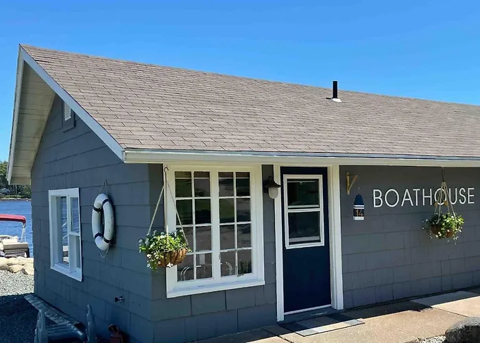 Lighthouse Motel And Cottages
