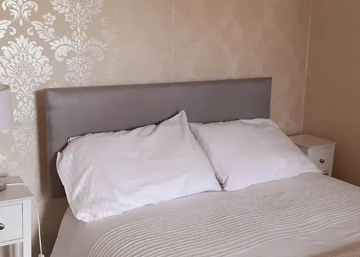 Queens Rooms