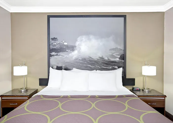 Super 8 By Wyndham Los Angeles-Culver City Area