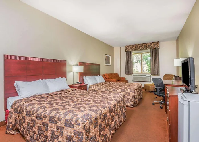 Howard Johnson By Wyndham Toronto Downtown West