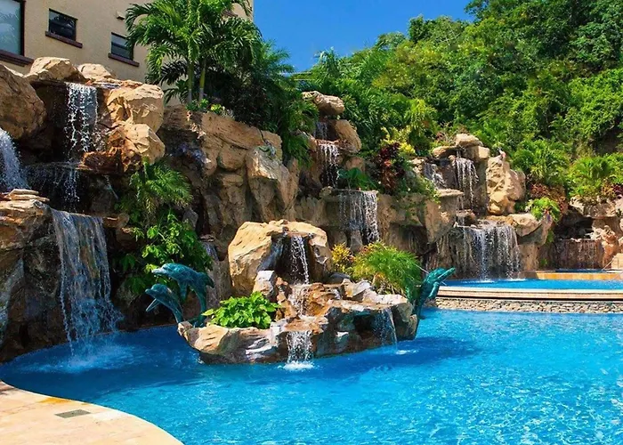 Clarion Suites Roatan At Pineapple Villas