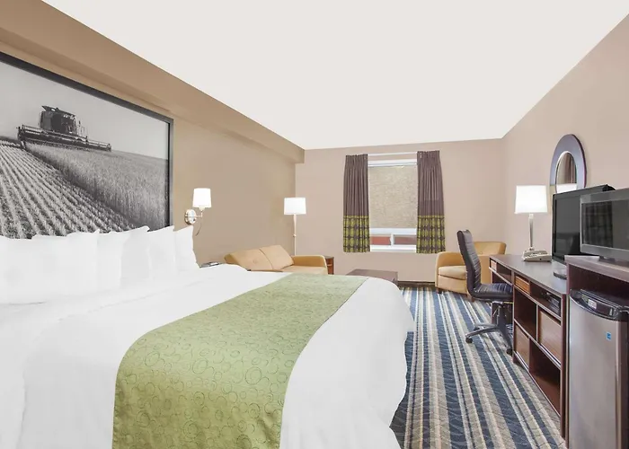 Super 8 By Wyndham Brandon Mb Motel