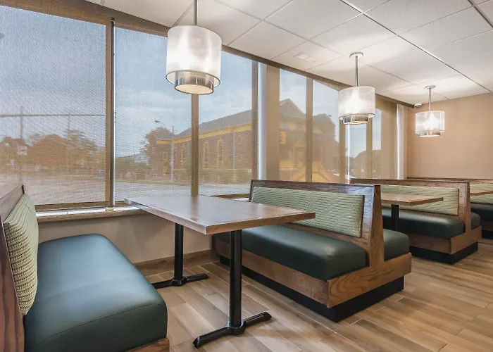 Quality Inn & Suites Windsor - Downtown