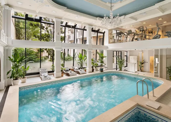 Queen'S Court Hotel & Residence