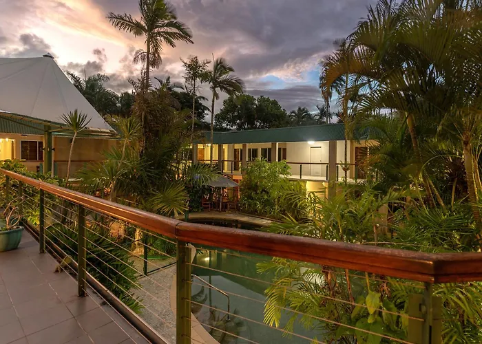 Bay Village Tropical Retreat & Apartments Cairns