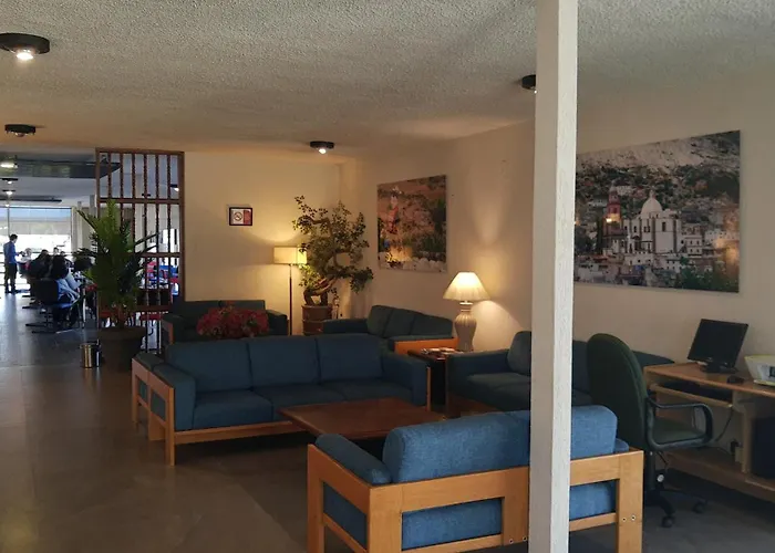 Las Palmas Midway Inn