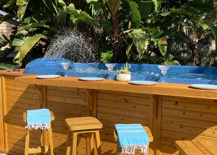 3Gulls Inn Ozona-Boutique Hotel-Steps From Restaurants & Brewery-Swimspa Pool-Pet Friendly