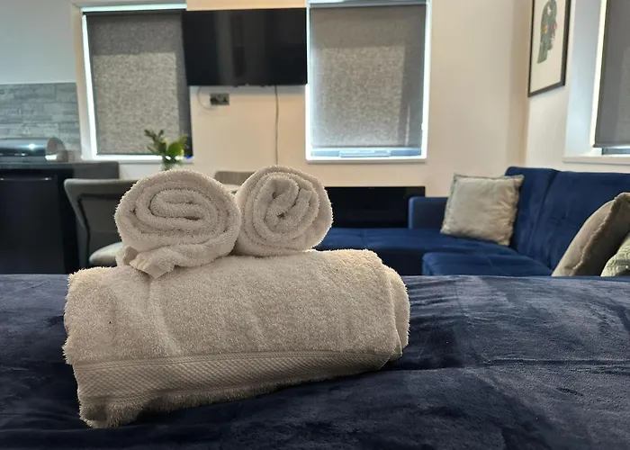 Adam Court Apartments - Pe1 - Contractor Friendly - Choice Of Studios Or 1 Bed Apartments - Free Parking - Sofa Beds - Sky Tv - Full Kitchen - Washer Dryer - Wifi