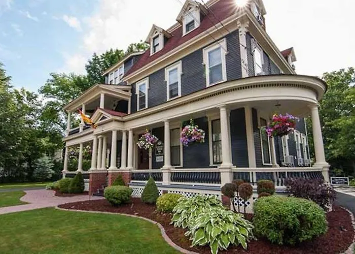 Carriage House Inn
