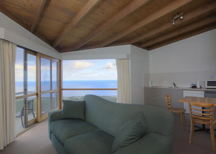 Chris'S Beacon Point Restaurant & Villas