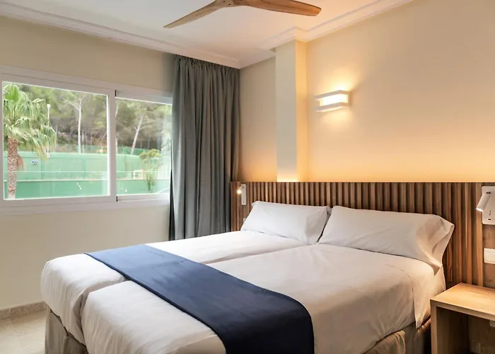 Apartamentos El Pinar Cala Llonga 