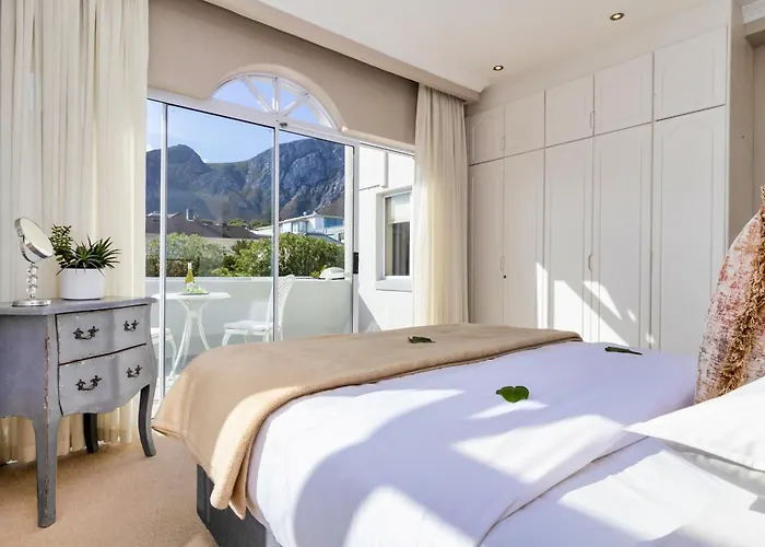 Hermanus Beachfront Lodge