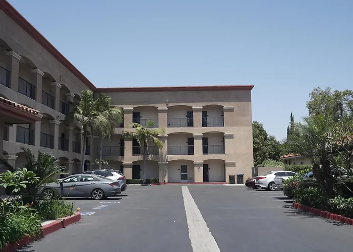 Harbor Inn & Suites