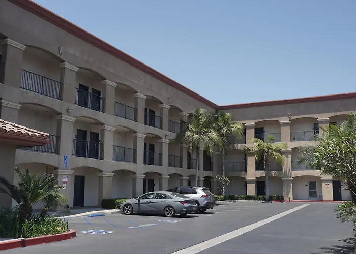 Harbor Inn & Suites