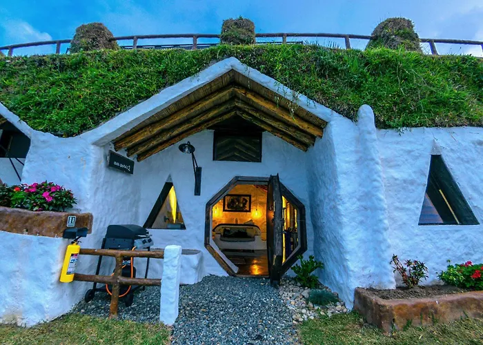 Hobbit Hotel El peñol Guatapé La Pradera 
