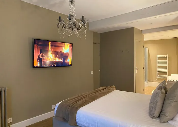 UN COCON EN VILLE - chambre SPA chic et élégante