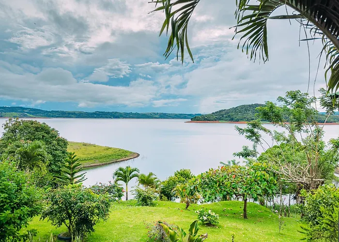 Tinajas Arenal Lakefront Lodge