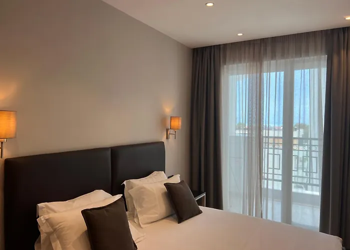 Coastline Luxury Apart Hotel Golem 