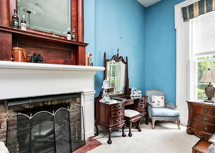 Historic Maple Hill Manor Bed & Breakfast