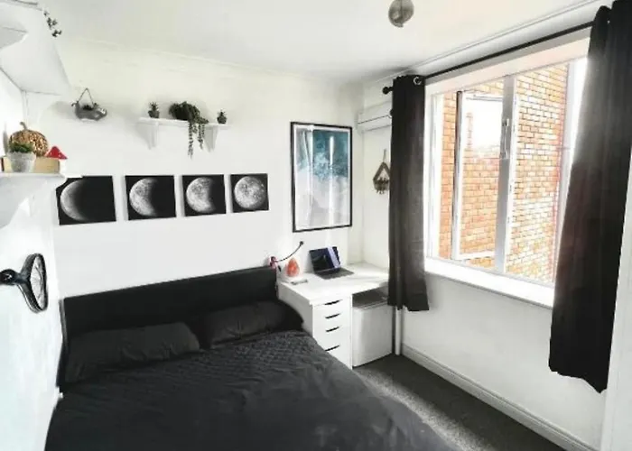 Double Room In A Cozy Shared Apartment, Custom House Harbour Apartments