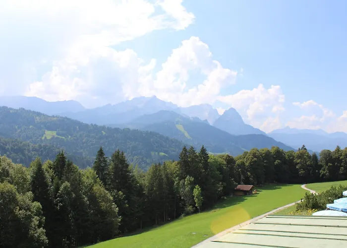 Pfeiffer Alm am Sonnenhang mit Blick auf die Zugspitze