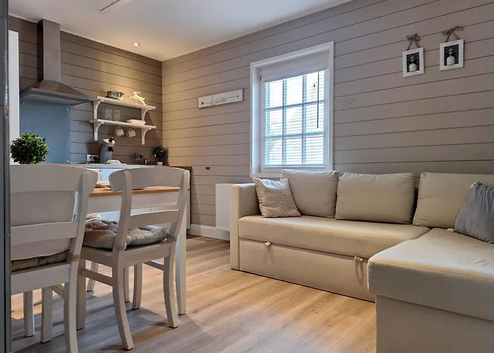 Casa-Cosi, Tourist & Business Suites & Flats With Reserved Parking And Private Terraces In Shared Garden With Seasonal Pool Included, Private Sauna Available Lokeren