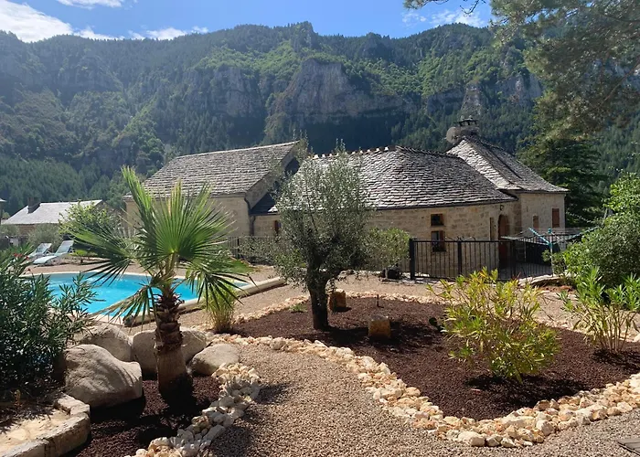 Chambre Romantique avec Bain Nordique extérieur privé Manoir Du Charme Gorges Du Tarn Causses