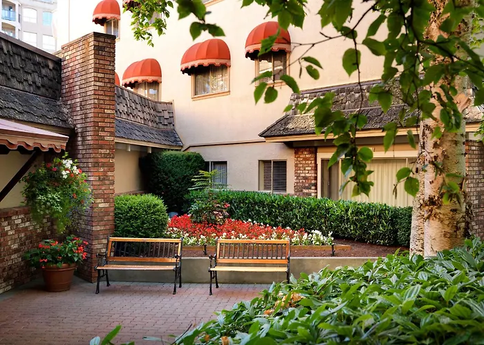 Royal Scot Hotel & Suites, Trademark Collection By Wyndham Victoria