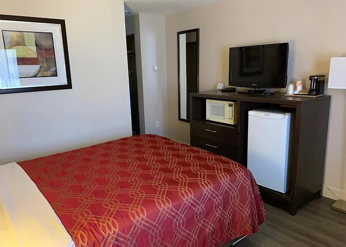 Econo Lodge Inn & Suites
