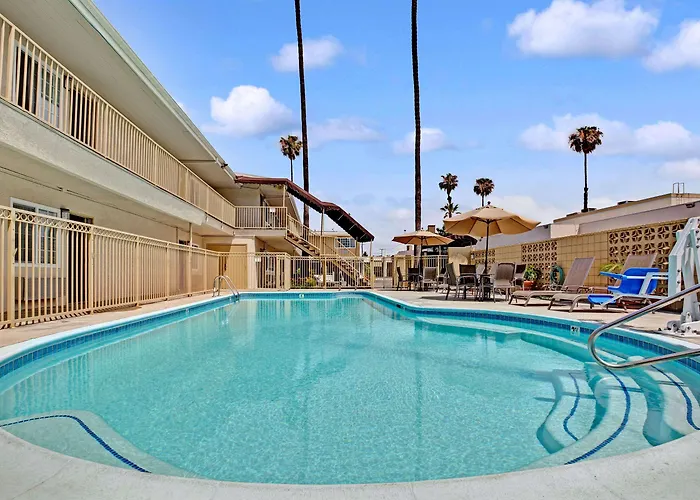 Super 8 By Wyndham Los Angeles-Culver City Area