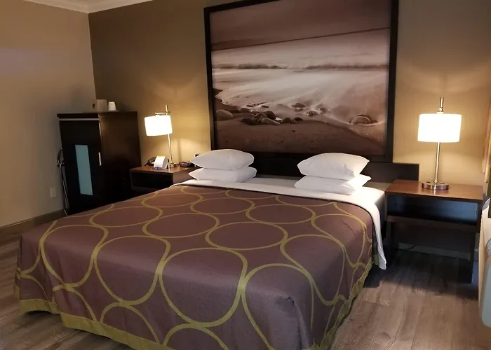 Super 8 By Wyndham Los Angeles-Culver City Area
