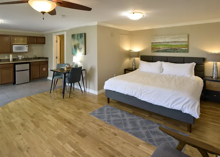 Above The Beach Guest Suites