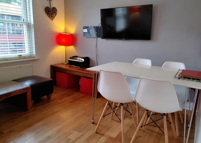 The Bath House Boutique B&B - In-Room Breakfast - Free Parking