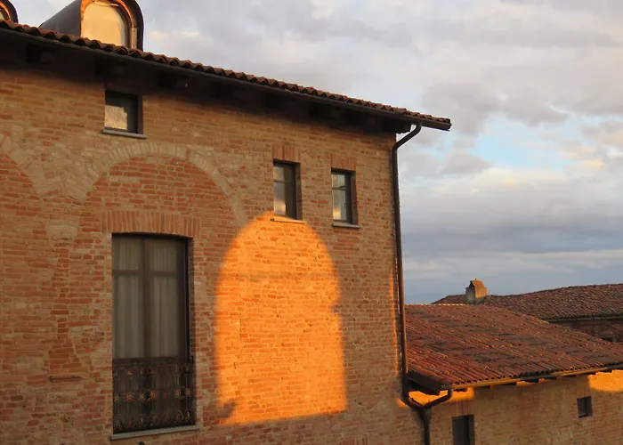 Hotel Relais Palazzo Paleologi Sec.XIV Lu (Piedmont)