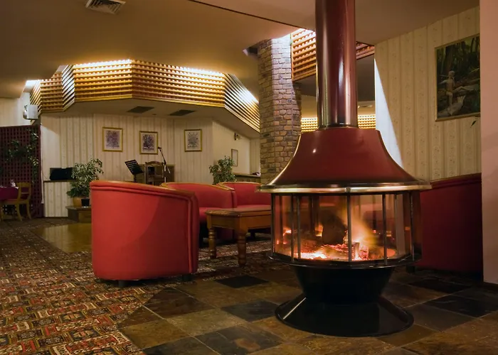 Mcnevins Warwick Motel