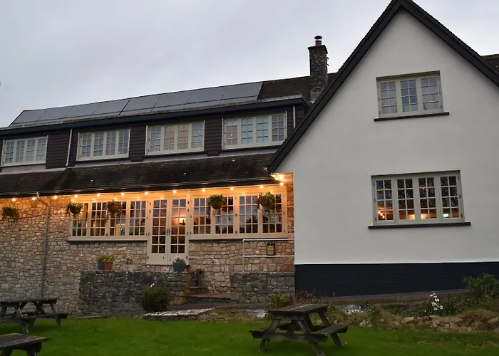 Three Horseshoes Country