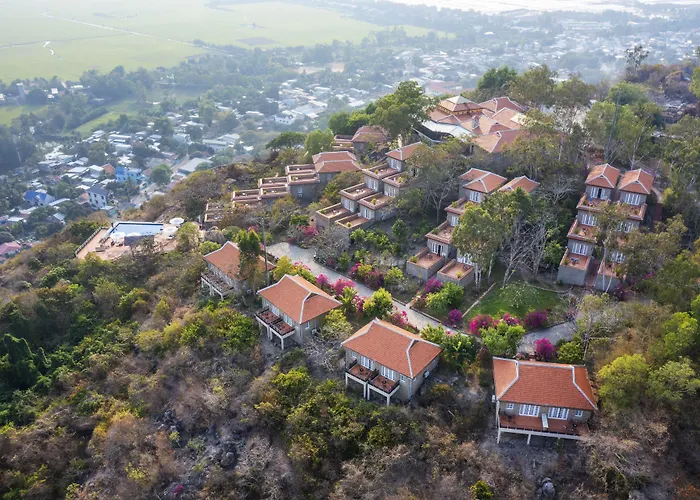 Victoria Nui Sam Lodge