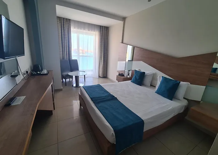 Water'S Edge Hotel