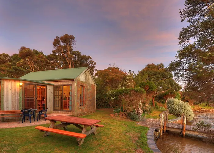 Stanley Lakeside Spa Cabins