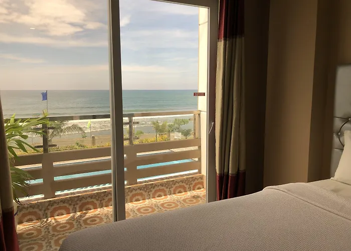 Em Royalle & Beach Resort