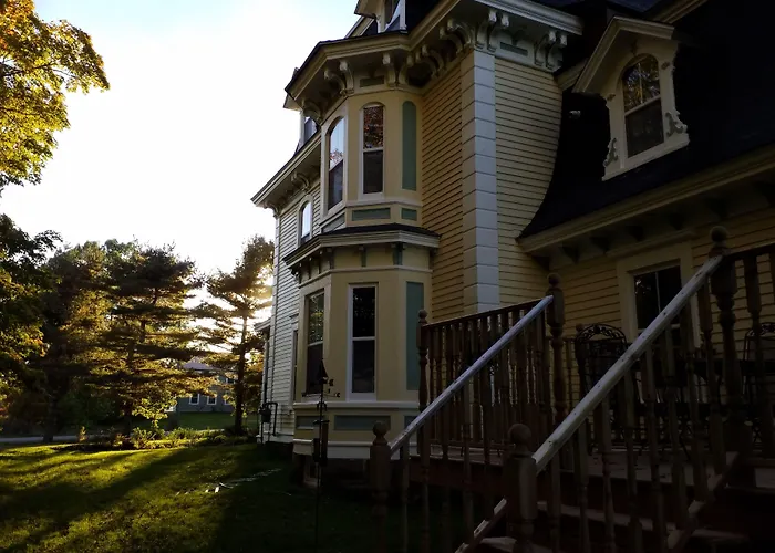 Maplehurst Manor Bed And Breakfast